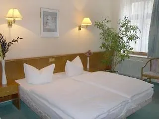 מלון Merseburger Hof 3*